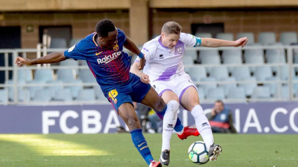 El Numancia rescataba un punto en el Mini Estadi en una nueva remontada del equipo esta temporada, en la imagen el culé Ballou con el rojillo Ripa.-Área 11