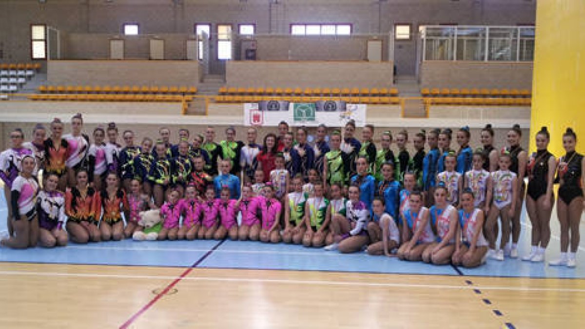 Las participantes en el Regional de aeróbic celebrado el domingo en Los Pajaritos.-