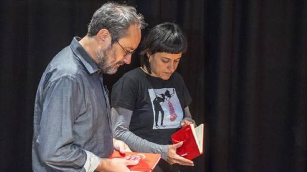 Antonio Baños y Anna Gabriel, de la CUP, en el Casino L'aliança del Poblenou.-FERRAN SENDRA