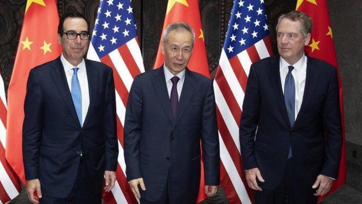 El viceprimer ministro chino Liu He, en el centro, con dos representantes de EEUU, en Shanghai.-AFP