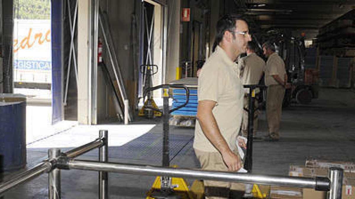 Interior de la factoría de puertas de San Leonardo de Yagüe. / VALENTÍN GUISANDE-