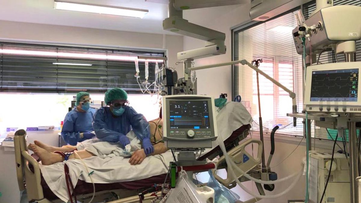 Paciente en un hospital con dos sanitarios.-ICAL