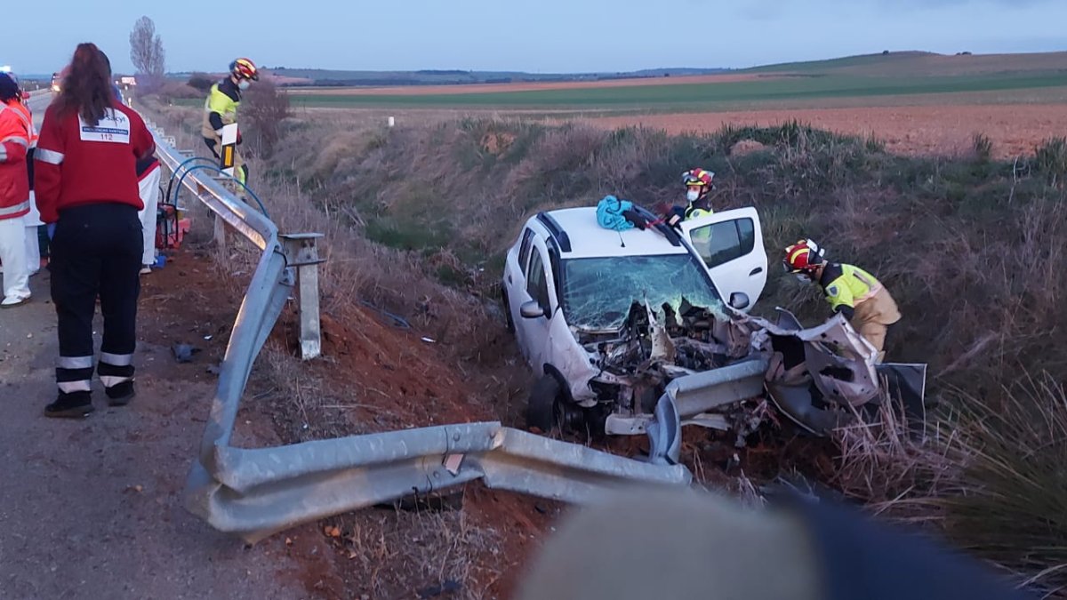 Los bomberos tuvieron que excarcelar al conductor. DIPUTACIÓN