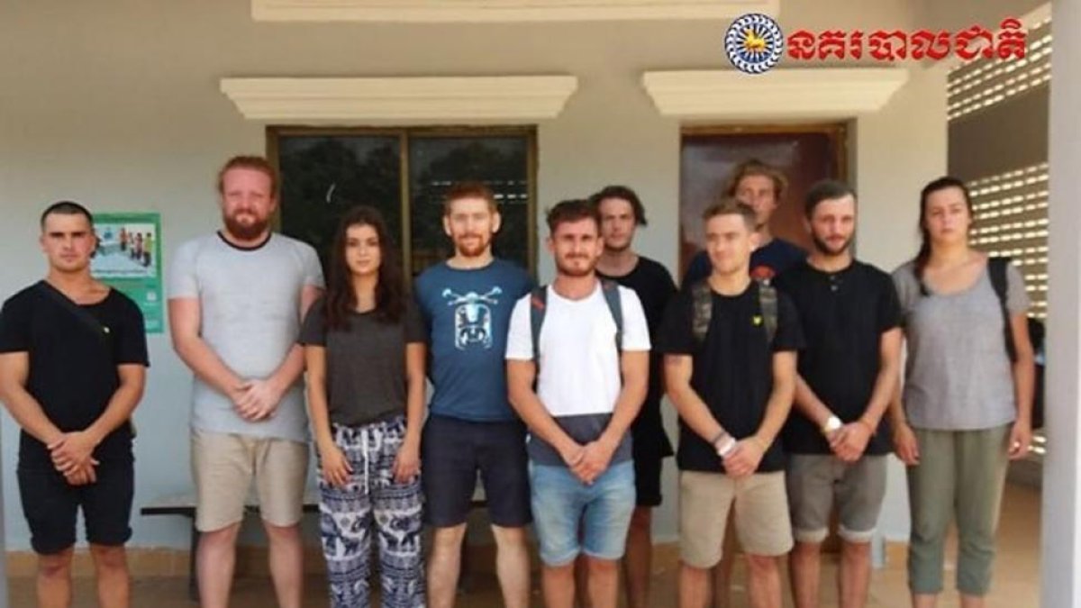 Un total de 10 jóvenes turistas que visitaban Camboya han sido detenidos por las autoridades del país por producir material pornográfico en una fiesta cerca del templo sagrado de Angkor Wat.-AP / CAMBODIA NATIONAL POLICE