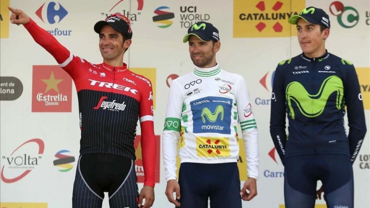 Marc Soler, a la derecha, junto a Valverde y Contador, en el podio de la Volta.-EFE / TONI ALBIR
