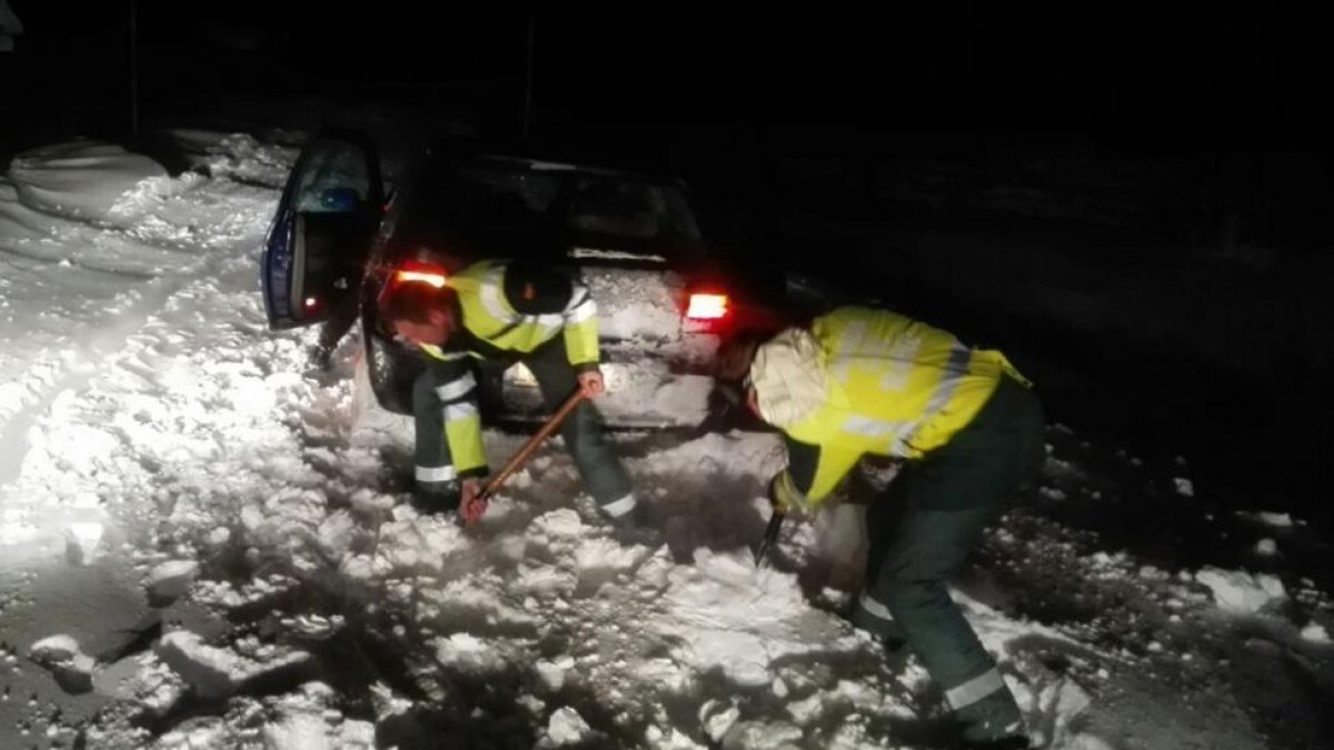 Los agentes de la Guardia Civil tuvieron que remolcar los coches-Guardia Civil