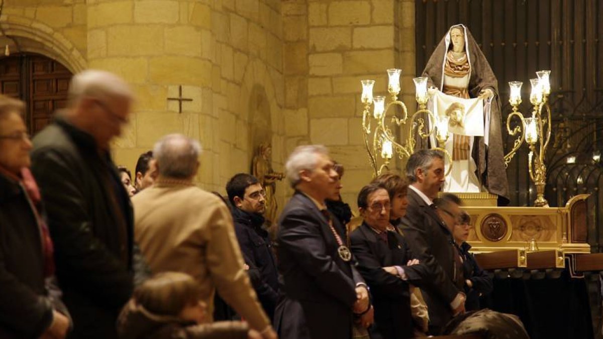 Imagen del nuevo paso de la Verónica de la Cofradía de las Santa Caídas de Jesús, bendecido ayer en alConcatedral de San Pedro.-DIEGO MAYOR