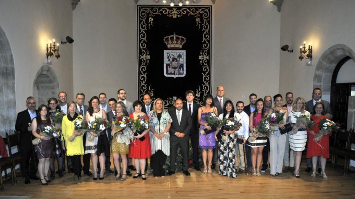 Los jurados y juradas con las autoridades en el homenaje de Diputación.-V.G.