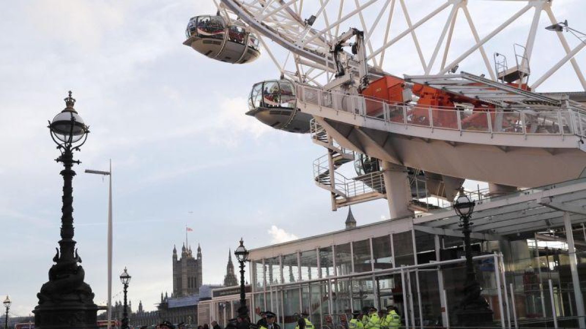 Agentes de policía, frente al London Eye, donde cientos de personas quedaron atrapadas durante el atentado.-REUTERS / EDDIE KEOGH