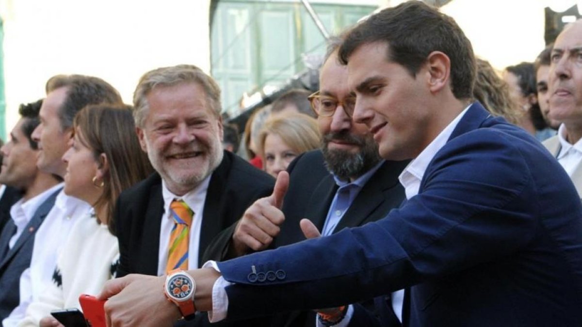 Albert Rivera se hace un selfie con Juan Carlos Girauta, este sábado en un mitin de Ciudadanos en Santiago de Compostela.-EFE / XOAN REY