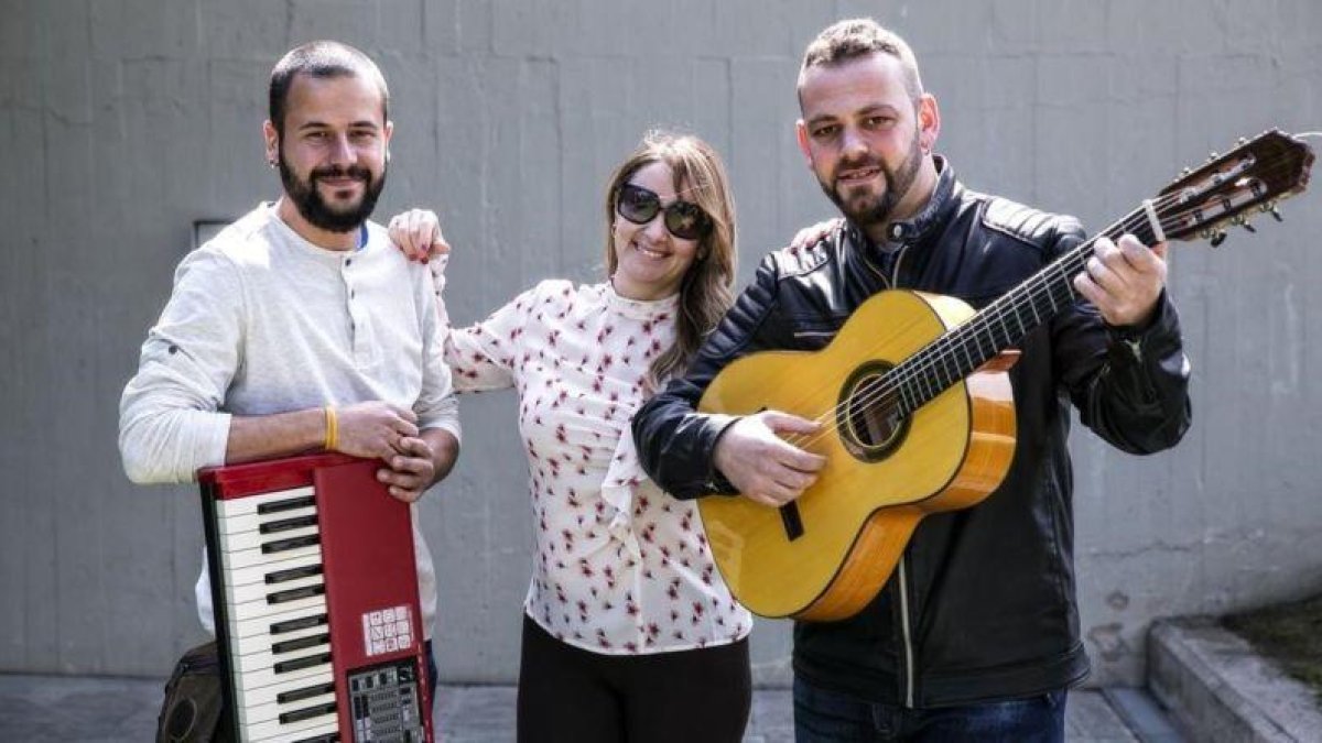 Ángel García (guitarra), compositor de 'Ríos de lágrimas', acompañado de Pau Oliva (teclado) y Anabel Aullon (voz).-JOAN CORTADELLAS