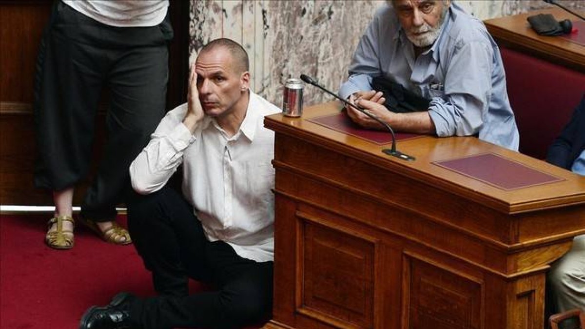 El ministro griego de Finanzas, Yanis Varufakis, asiste a una sesión en el Parlamento en Atenas, Grecia.-Foto: AFP / LOUISA GOULIAMAKI
