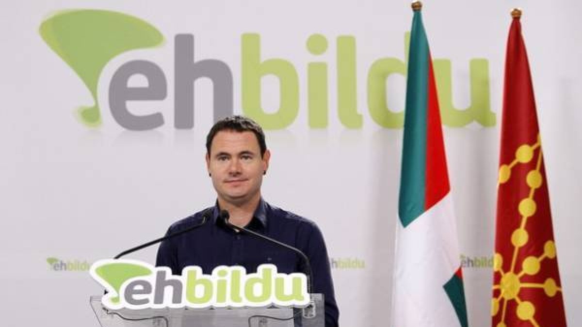 El portavoz de EH Bildu Hasier Arraiz ha explicado en San Sebastián la postura de la coalición abertzale respecto al debate sobre reforma de la Constitución.-Foto:   EFE / JAVIER ETXEZARRETA