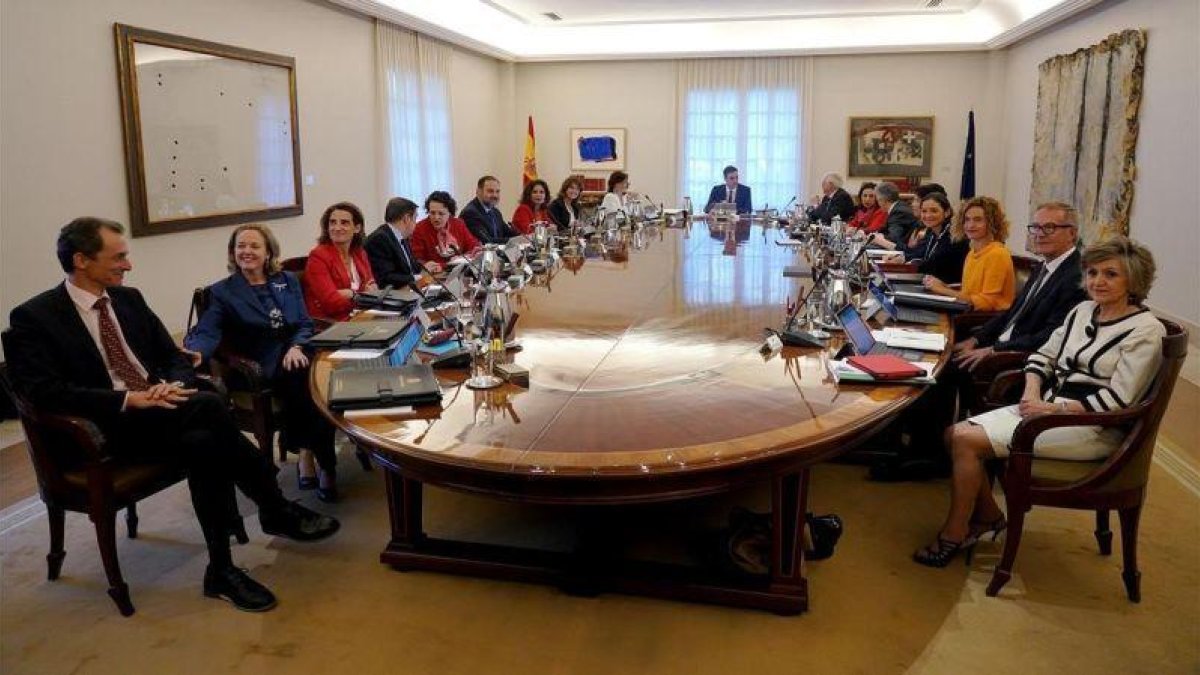 Pedro Sanchez preside el Consejo de Ministros en el palacio de la Moncloa.-JOSÉ LUIS ROCA