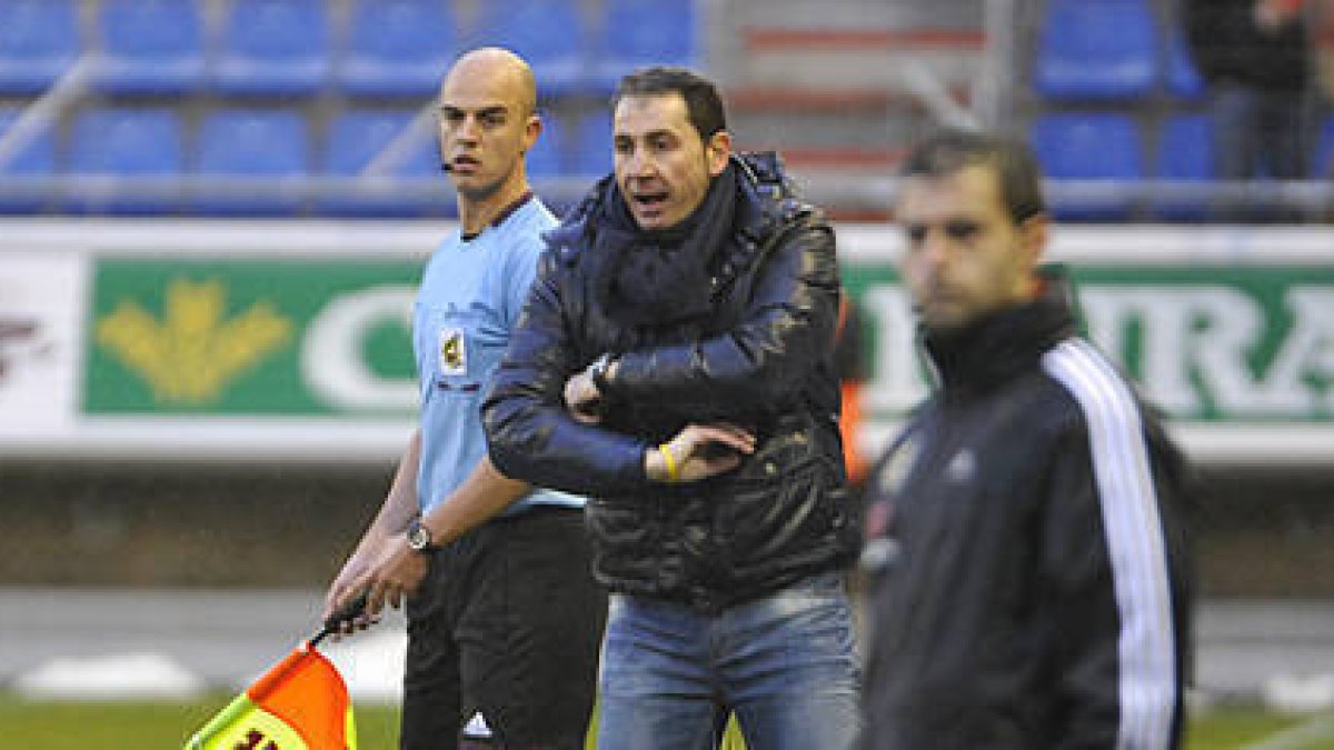 Machín en el encuentro ante el Huesca. / Diego Mayor-