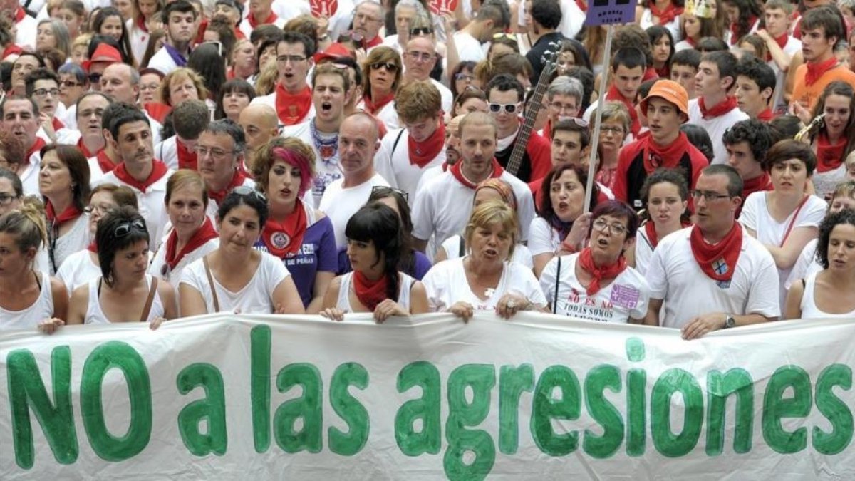 Protesta en Pamplona tras la violación colectiva a una joven durante los Sanfermines del año pasado.-VILLAR LOPEZ