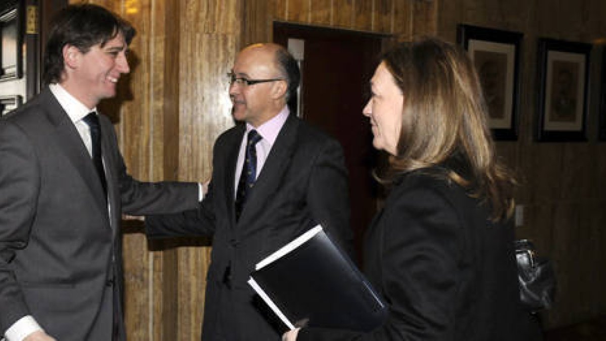 Carlos Martínez junto a Ramiro Ruiz Medrano y María José Heredia en el Ayuntamiento. / V.G.-