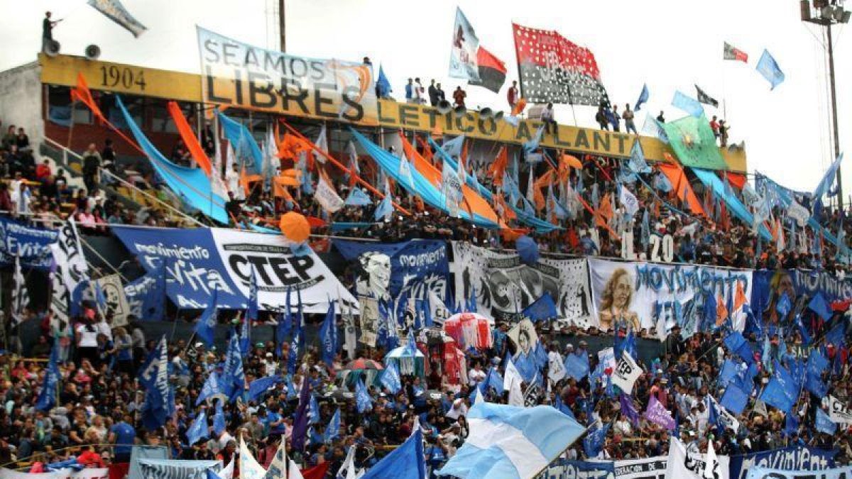 Miles de personas protestan hoy en el Estadio Atlanta de Buenos Aires.-EFE