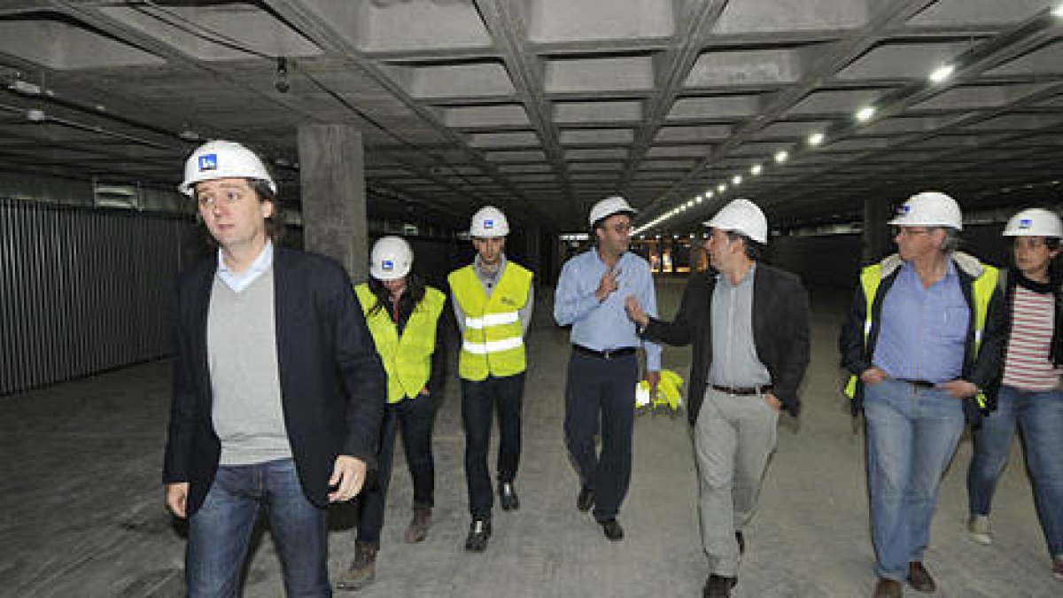 Carlos Martínez Mínguez visitó ayer el parking del Espolón junto al arquitecto de la obra, Ignacio Cabrerizo, y los concejales Javier Antón y Ana Alegre. / VALENTÍN GUISANDE-