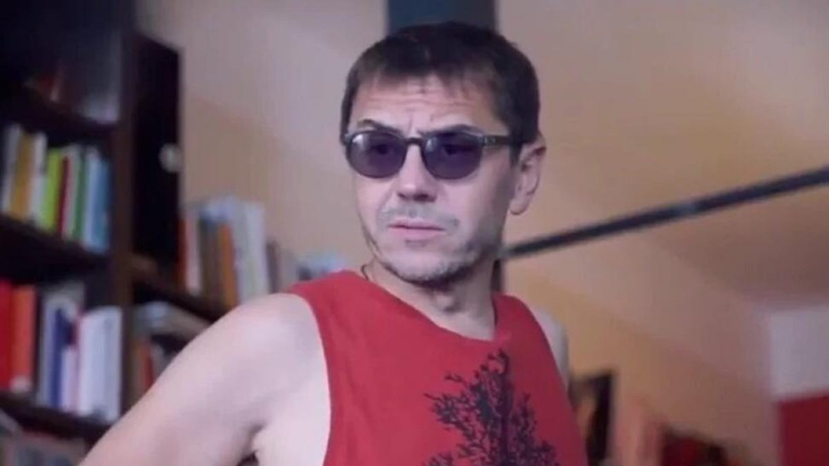 Juan Carlos Monedero con su 'look' playero en una secuencia del vídeo promocional de la Universidad de Verano de Podemos. / PODEMOS.-