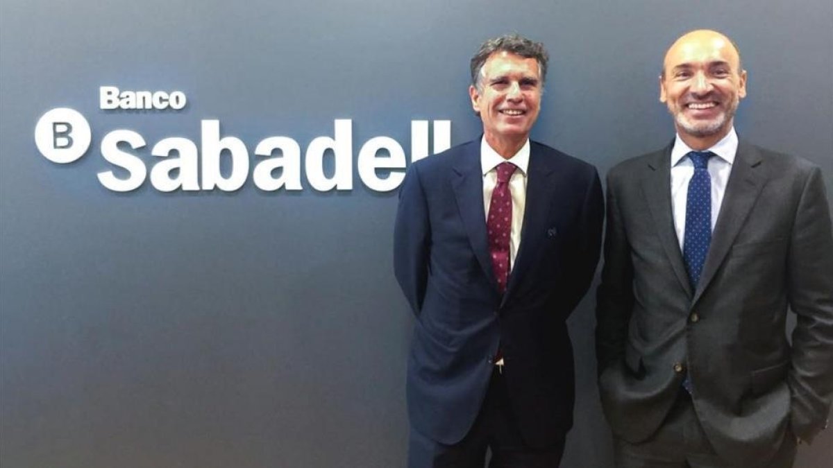Jaume Guardiola y Francesc Noguera, director de Banco Sabadell en México, en la nueva oficina de Jalisco.-BANCO SABADELL