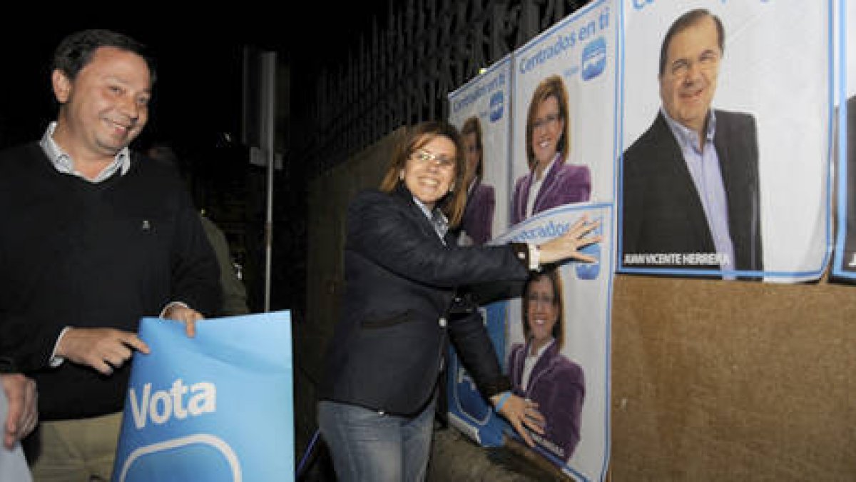 Mari Mar Angulo, candidata del PP al Ayuntamiento de Soria, pega su cartel en el inicio de la campaña ayer en Soria. / VALENTÍN GUISANDE-