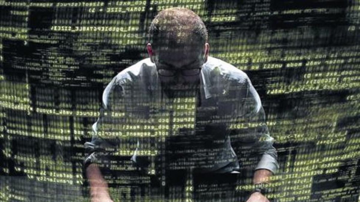Silueta de un 'hacker' que utiliza un comando en la interfaz gráfica de usuario.-123RF