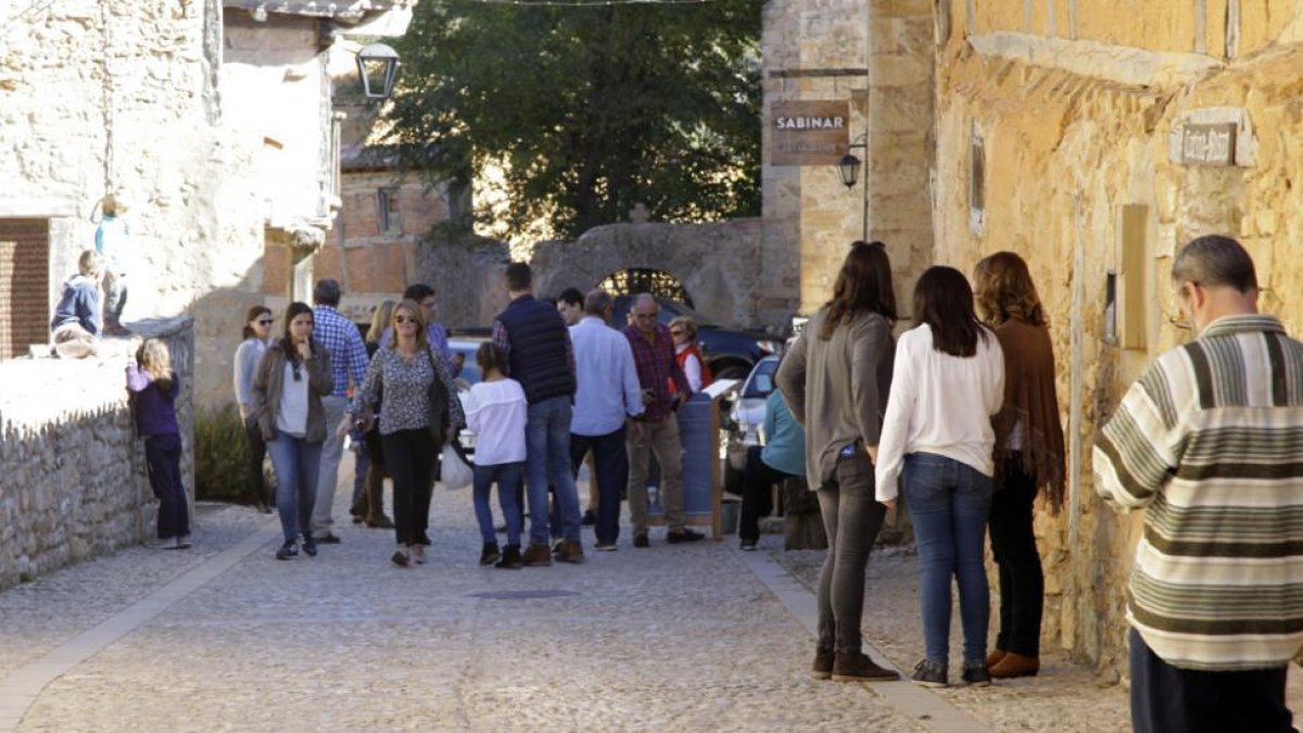 Turistas ayer en Calatañazor.-Diego Mayor