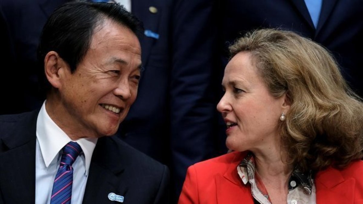 Calviño con el ministro japonés de Finanzas, Taro Aso, en Washington.-EL PERIÓDICO