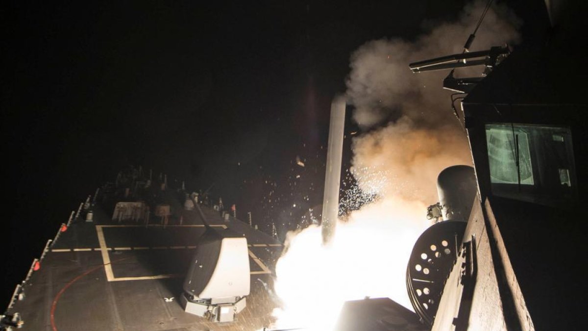 Imagen del lanzamiento de un misil contra una base siria desde el 'USS Ross' , esta madrugada.-REUTERS