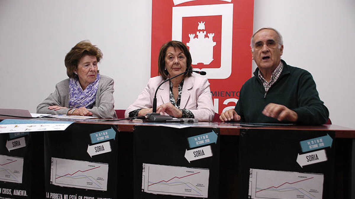 De izquierda a derecha, Liria Recio, Rosa Romero y Eduardo Lallana. / ÁLVARO MARTÍNEZ-