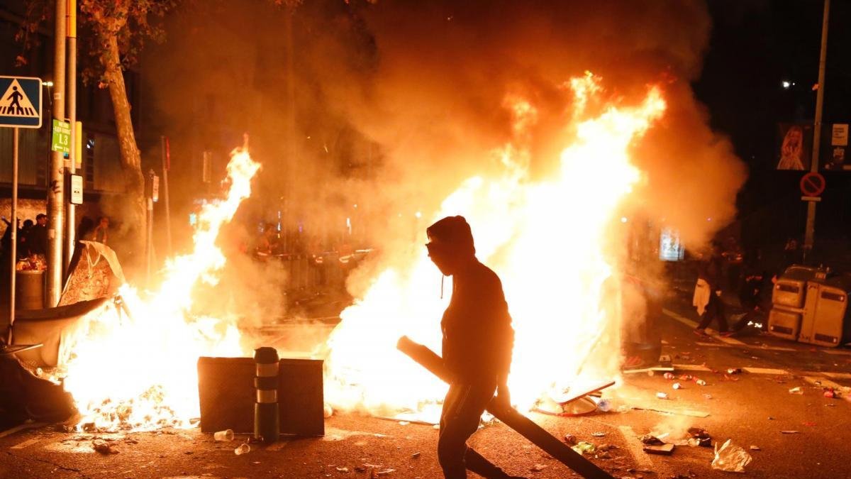 Contenedores ardiendo en los alrededores del Camp Nou.-FERRAN NADEU