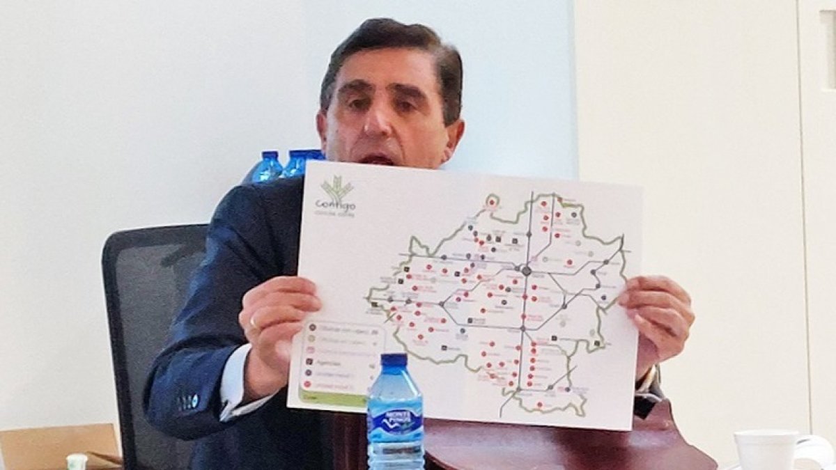 Carlos Martínez Izquierdo muestra la propuesta de Caja Rural. HDS