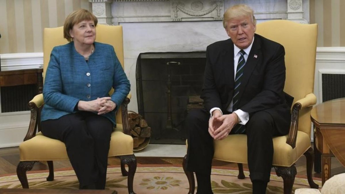 Merkel y Trump, durante su reunión en el Despacho Oval de la Casa Blanca, en Washington, el 17 de marzo.-PAT BENIC