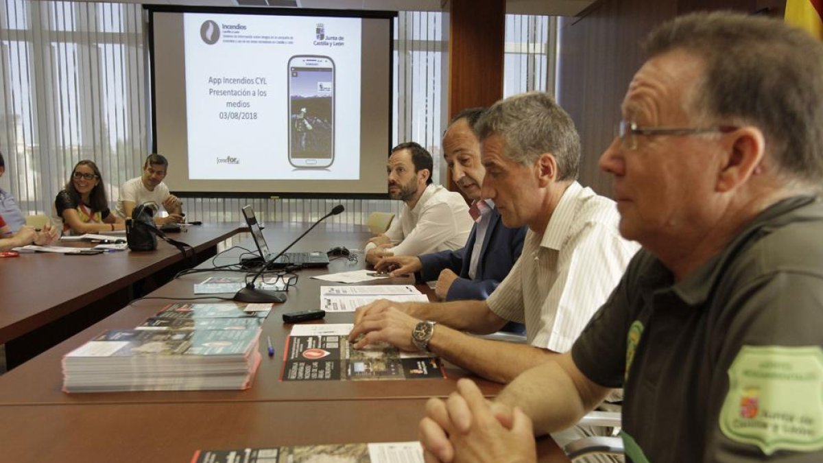 Rodrigo Gómez, Manuel Lúpez Represa y José Antonio Lucas en la presentación de la renovada app.-LUIS ÁNGEL TEJEDOR