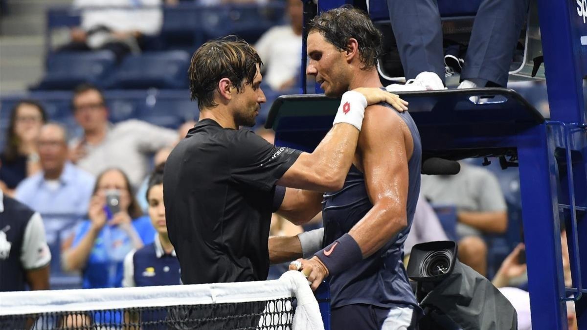 David Ferrer y Rafael Nadal se saludan, emocionados, tras la retirada del primero en Nueva York. /-AFP / DON EMMERT
