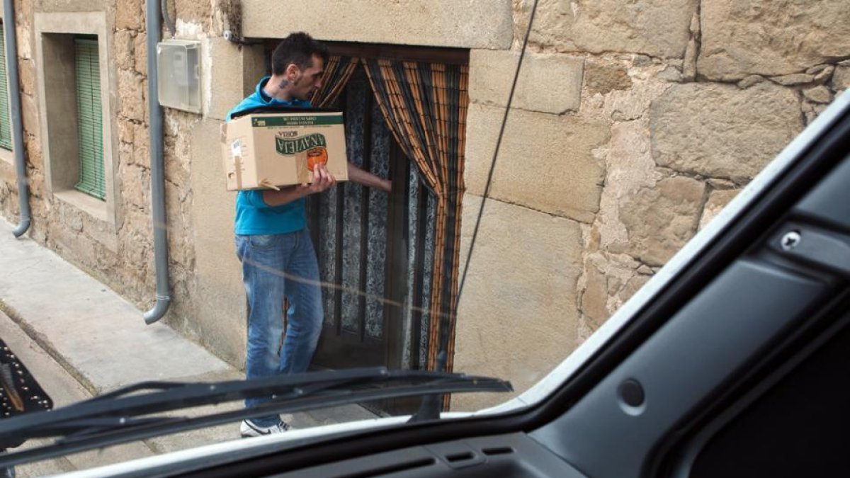 Un momento del reparto por La Exclusiva.-Ical