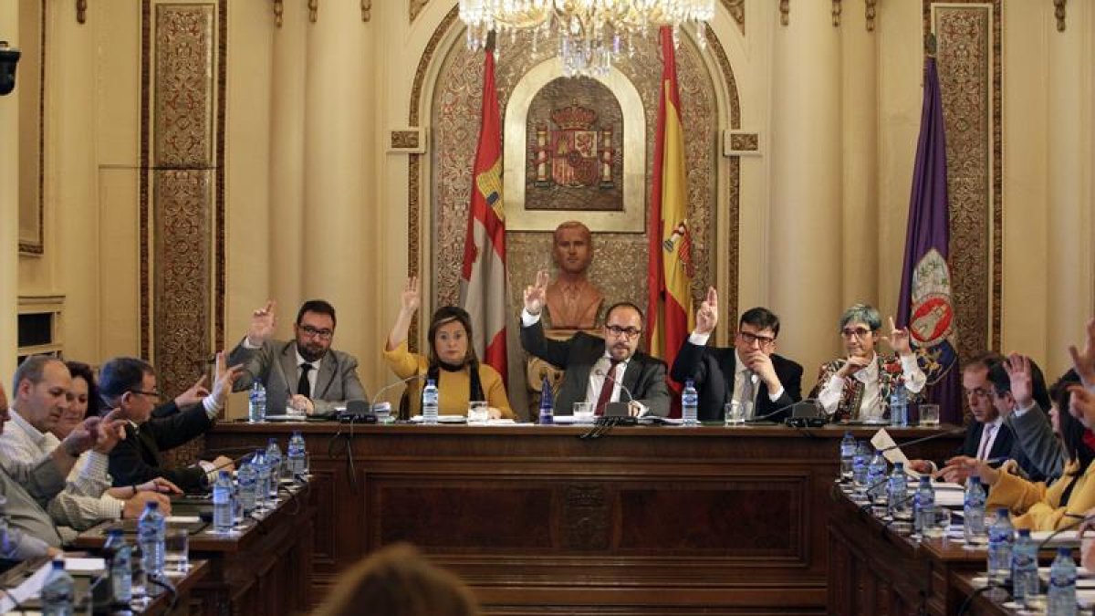 Una de las votaciones efectuadas en el pleno celebrado en la mañana de ayer.-L.A.T.