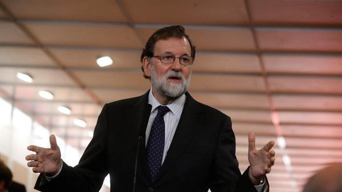 El presidente del Gobierno, Mariano Rajoy, durante las declaraciones que realizó a su llegada a la recepción que se celebra en el Congreso de los Diputados con motivo del Día de la Constitución.-EFE / JUAN CARLOS HIDALGO