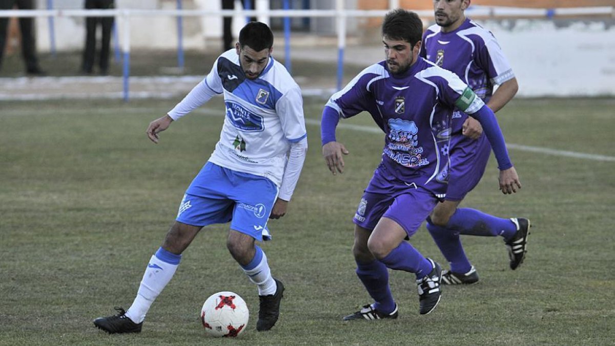 Un momento del partido disputado ayer en La Arboleda entre el Almazán y el Becerril.-VALENTÍN GUISANDE
