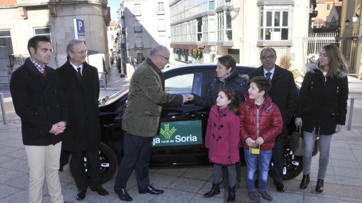 Domingo Barca entrega las llaves de su nuevo coche a Sonia Martín.-VALENTÍN GUISANDE