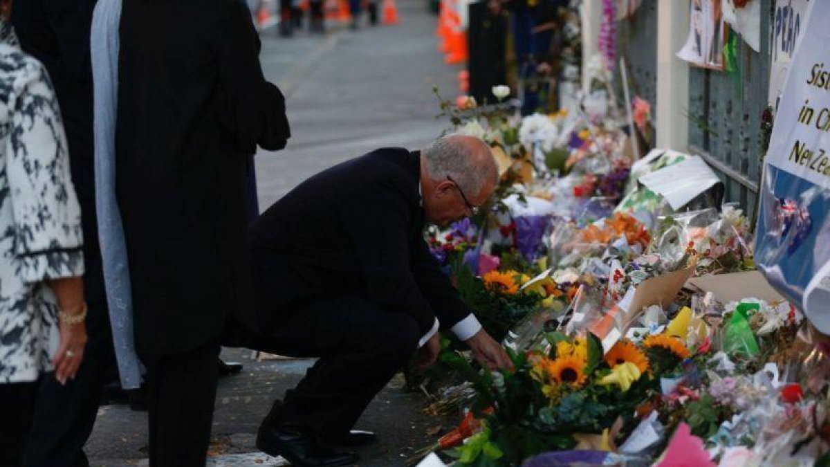 El primer ministro de Australia, Scott Morrison, reza frente un altar improvisado en honor a las víctimas del ataque a la mezquita Al-Noor Mosque en Christchurch.-EFE