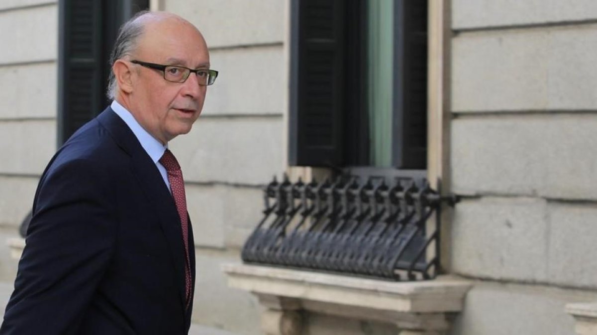 El ministro de Hacienda, Cristobal Montoro, en el patio del Cogreso de los Diputados-JUAN MANUEL PRATS