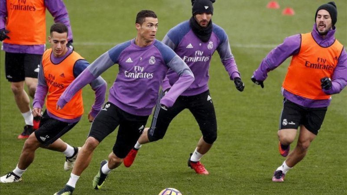 Lucas Vázquez, Ronaldo, Benzema e Isco durante el partidillo de este viernes en Valdebebas.-EFE / CHEMA MOYA