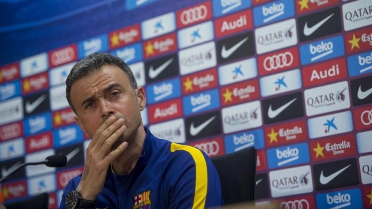 El técnico del FC Barcelona, Luis Enrique, atiende a la prensa antes del clásico.-JORDI COTRINA