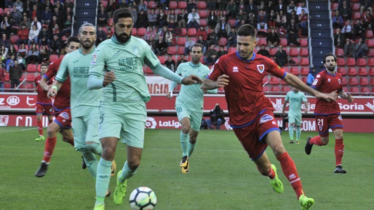Marc Mateu le intenta quitar el balón a Alberto Martín, ayer, en el partido en Los Pajaritos.-VALENTÍN GUISANDE