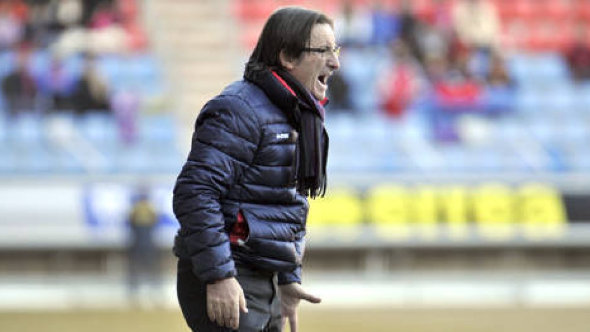 El entrenador del Numancia, Juan Antonio Anquela. / DIEGO MAYOR-
