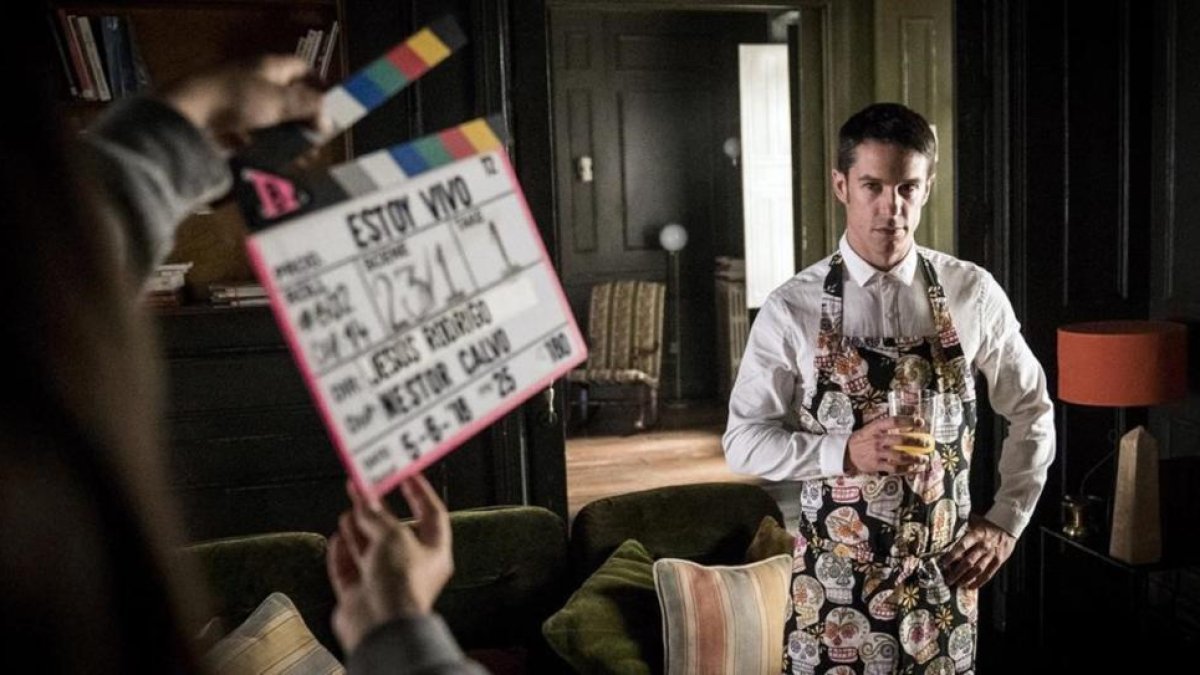 El actor Alejo Sauras, en el rodaje de la segunda temporada de Estoy vivo (TVE-1).-EL PERIÓDICO