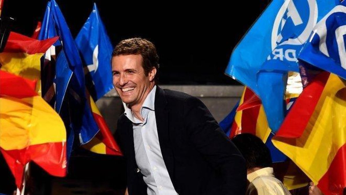Pablo Casado celebra los resultados municipales y autonómicos, el 26 de mayo, frente a la sede del PP en la calle de Génova.-ÓSCAR DEL POZO / AFP