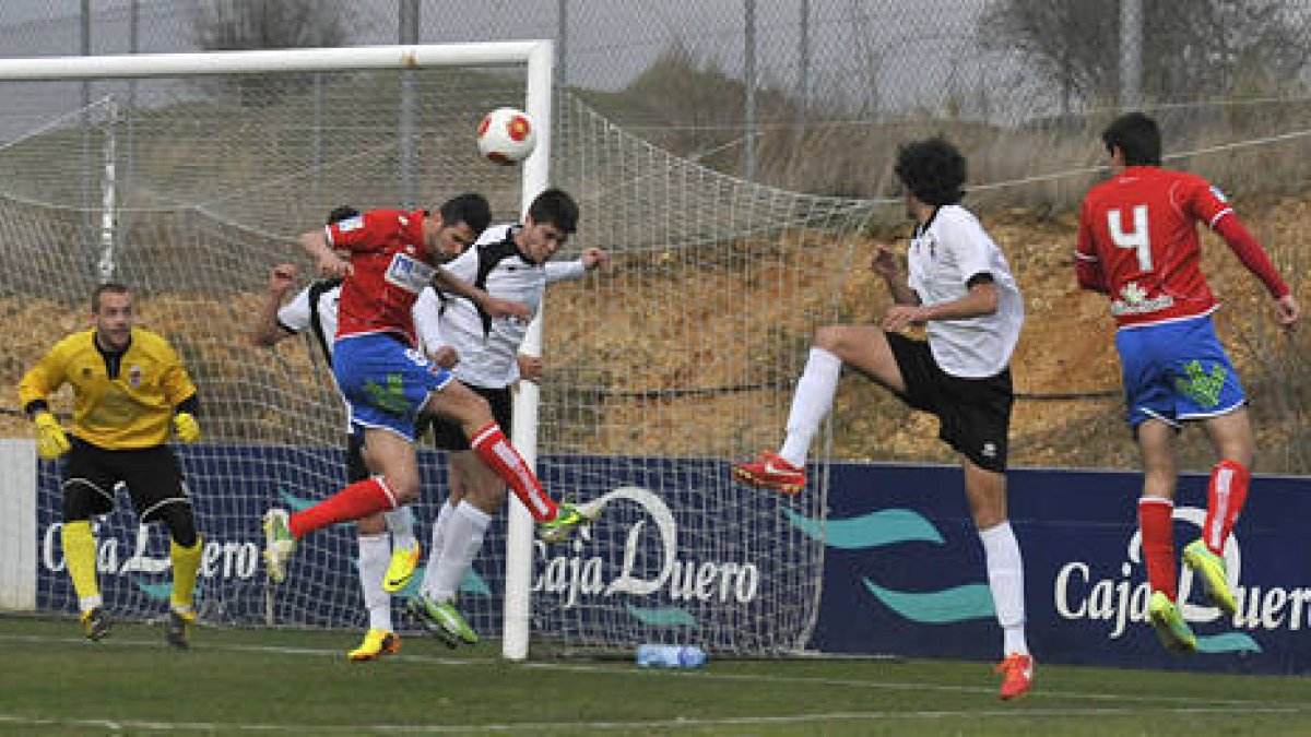 El Numancia B empató sin goles ante el Salmantino. / DIEGO MAYOR-